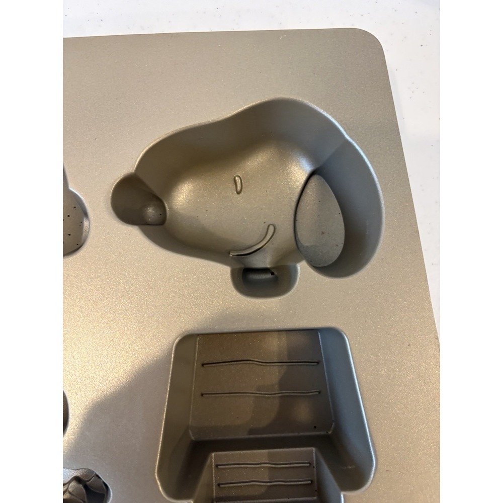 Williams And Sonoma Peanuts Snoopy Cast Aluminum Cakelet Pan New - Picture 6 of 10